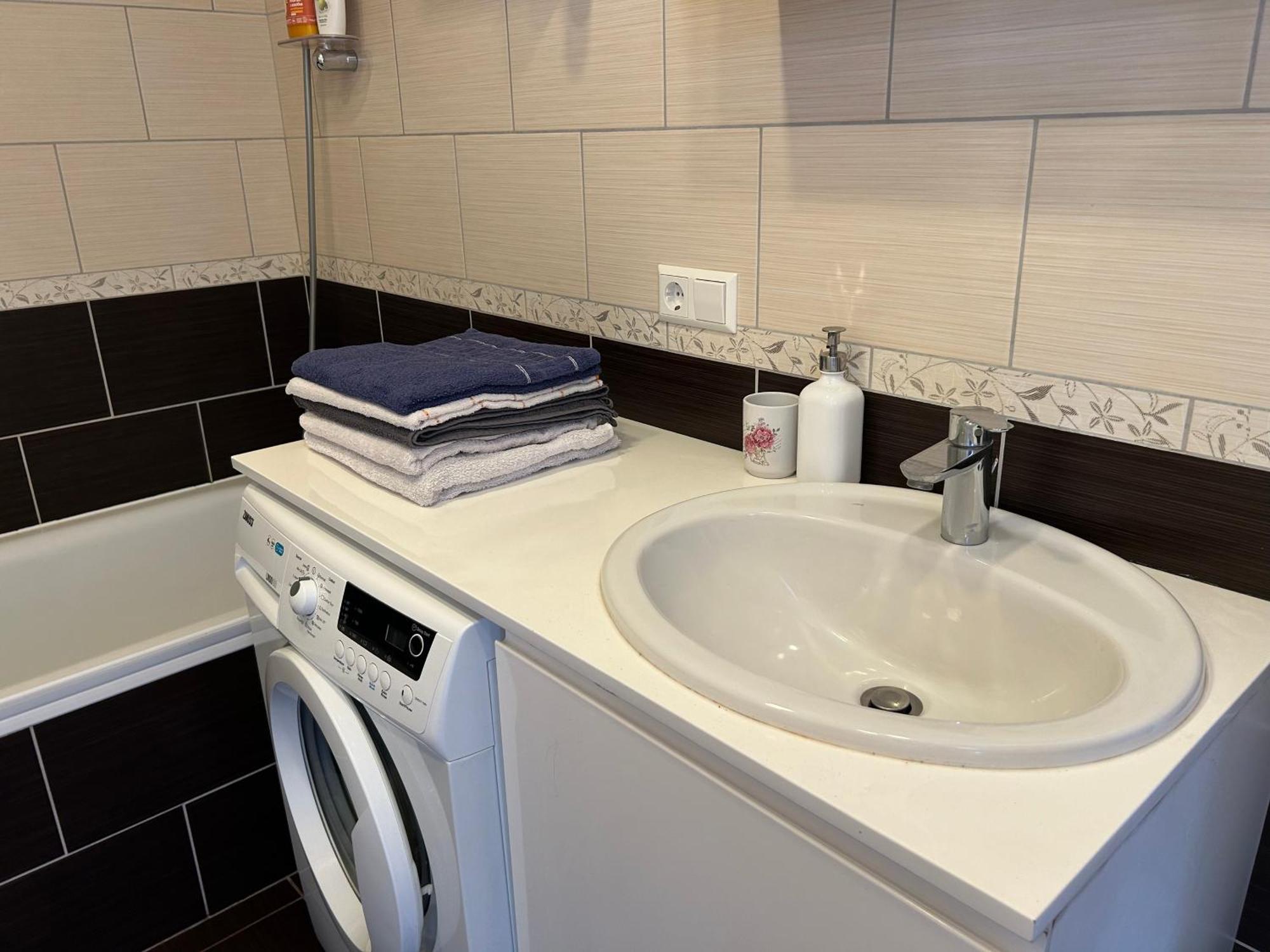 Your Home - Spacious Apartment In City Center, With Balcony & Self Check-In VNO Esterno foto